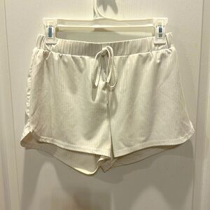 White ribbed/stripe fabric elastic shorts